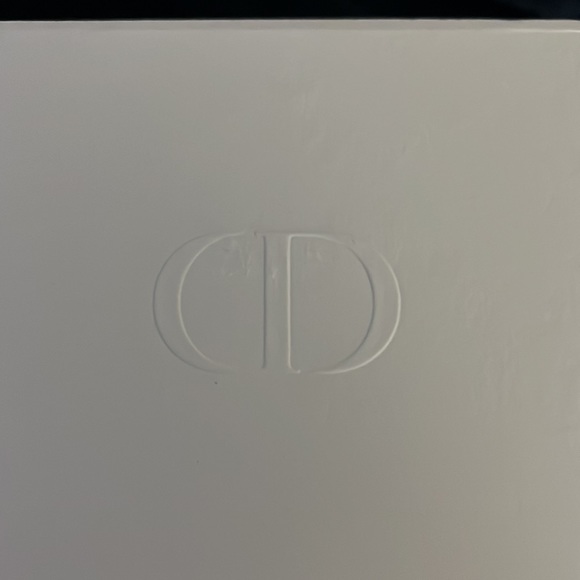 ⭐️C Dior travel pouch and mirror with gift box. - Picture 14 of 17